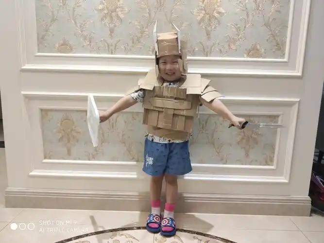 【荣怀新世纪幼儿园】小二班全明星diy环保服装设计大赛,快来投票!