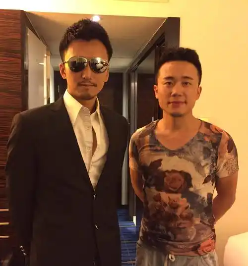黄安晒与山寨"谢霆锋"合影 还自称是"谢贤"两人因模仿秀结缘_易峰