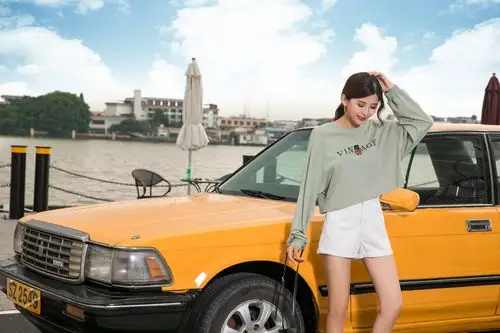 女生轻松休闲运动装户外拍摄