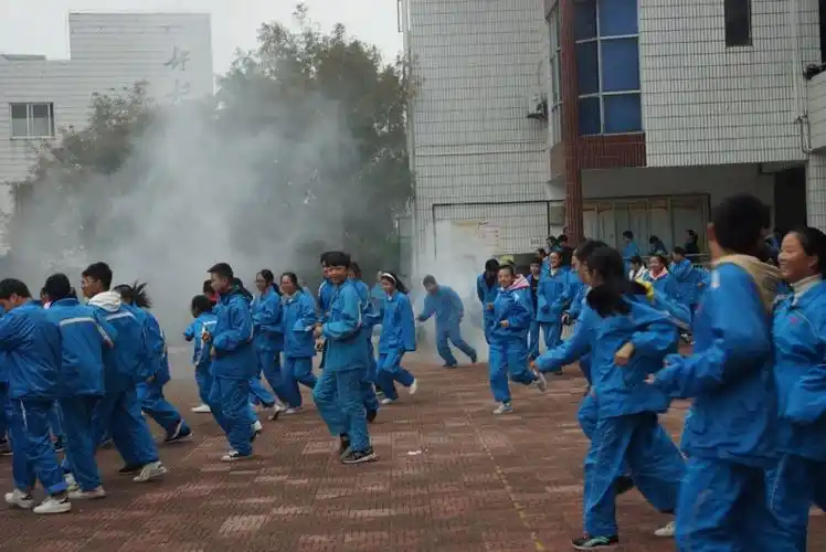 紧张有序,快速有效 ——天台县赤城中学举行第十届文化艺术节之消防