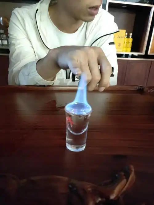 第一:火烧      纯粮食酒燃烧火焰是蓝色      酒精勾兑燃烧有夜缮