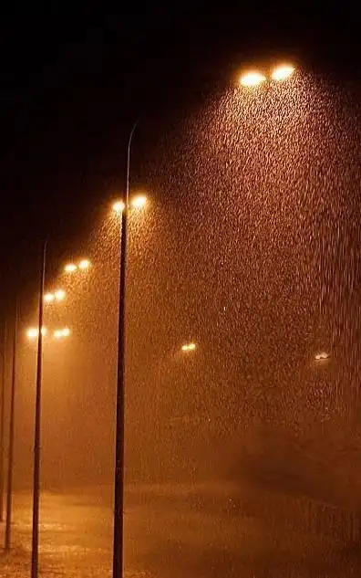 利(河北) 云里落下的雨 伞挡得住 没有一把伞 挡得住心雨 那夜,不伤感