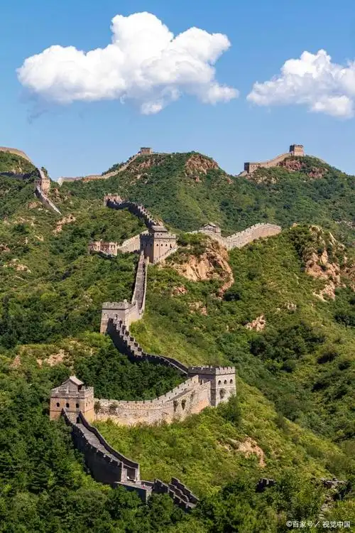 作为中国最著名的旅游景点之一,长城吸引了无数游客前来探访,感受其