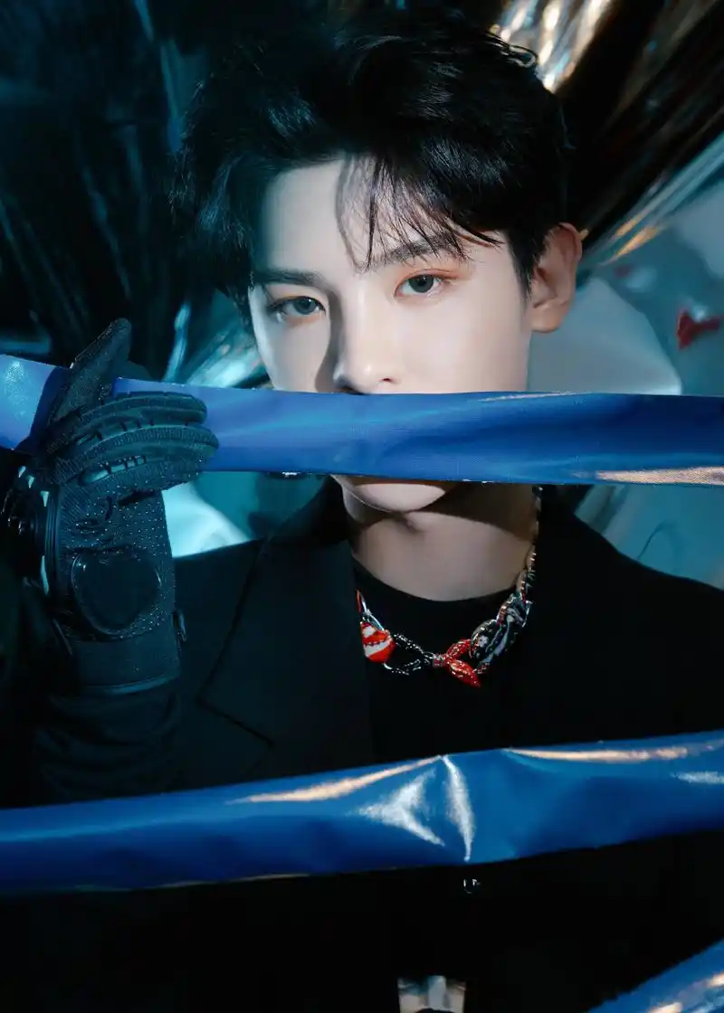 黄明昊《金曲青春》造型图来啦这套暗黑系look搭配眼妆也太绝了吧[赞]