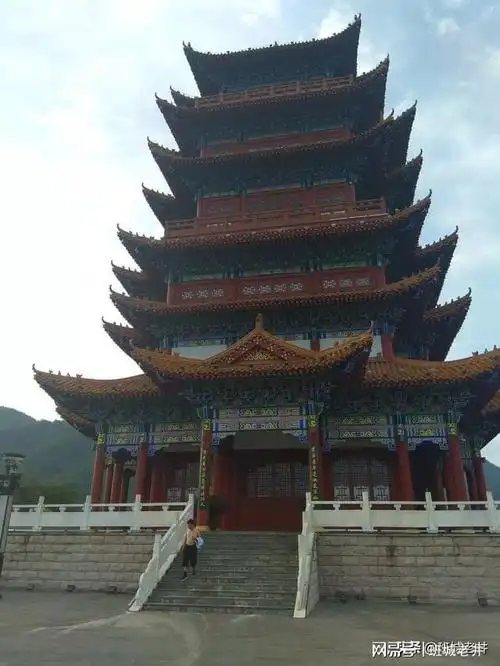 文笔山公园意外遇见张伯端塑像才明白紫阳县名的来由