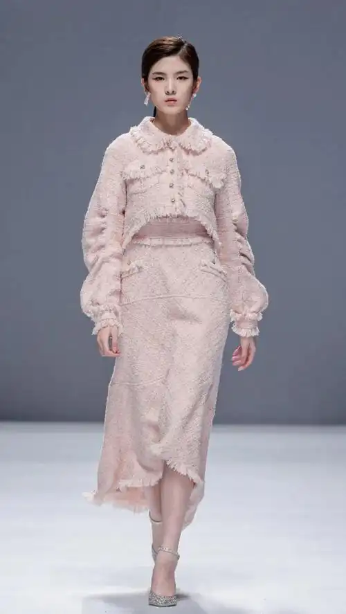 女性的裤型设计中开始出现越来越多的中裤设计,该款式在2021秋冬中国