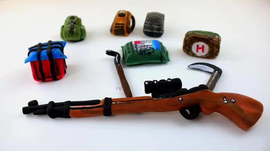 4用彩泥制作吃鸡武器道具awm:用绿色的彩泥把枪身做出来,用黑色的彩泥