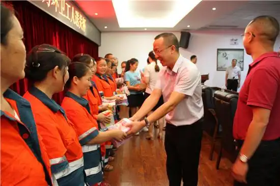 爱心企业送关怀 环卫工人乐开怀