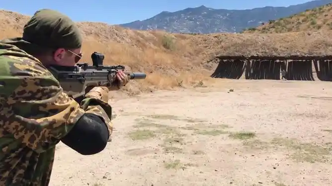 mdr无托结构突击步枪,配备消音器,靶场战术射击测试