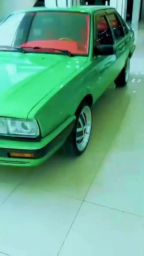 这是我见过最拉风的普桑改装,绿色的外漆红色的内饰,简直绝配啊