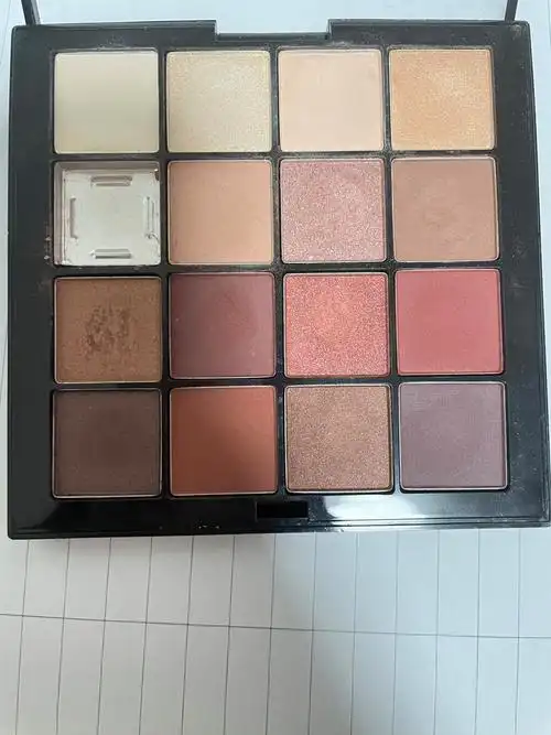 求跟nyx眼影盘5号色同样颜色的灰粉色