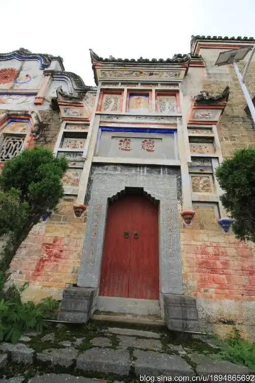 负责管理谭氏宗祠的谭师傅陪同我进入祠堂内参观,这座祠堂非常巨大