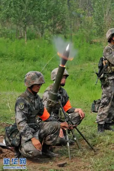 我军100毫米迫击炮发射瞬间