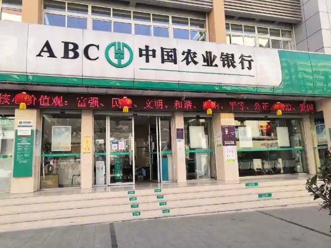 3℃,部署在农业银行营业厅的门口,可进 行人员体温异常报警,未佩戴口