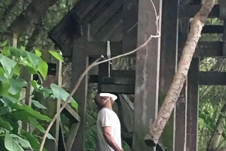 今日早上,蓬安周子古镇景区里一男子上吊死了