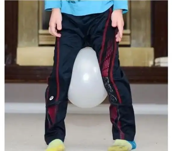 2. 用胳膊肘捡球