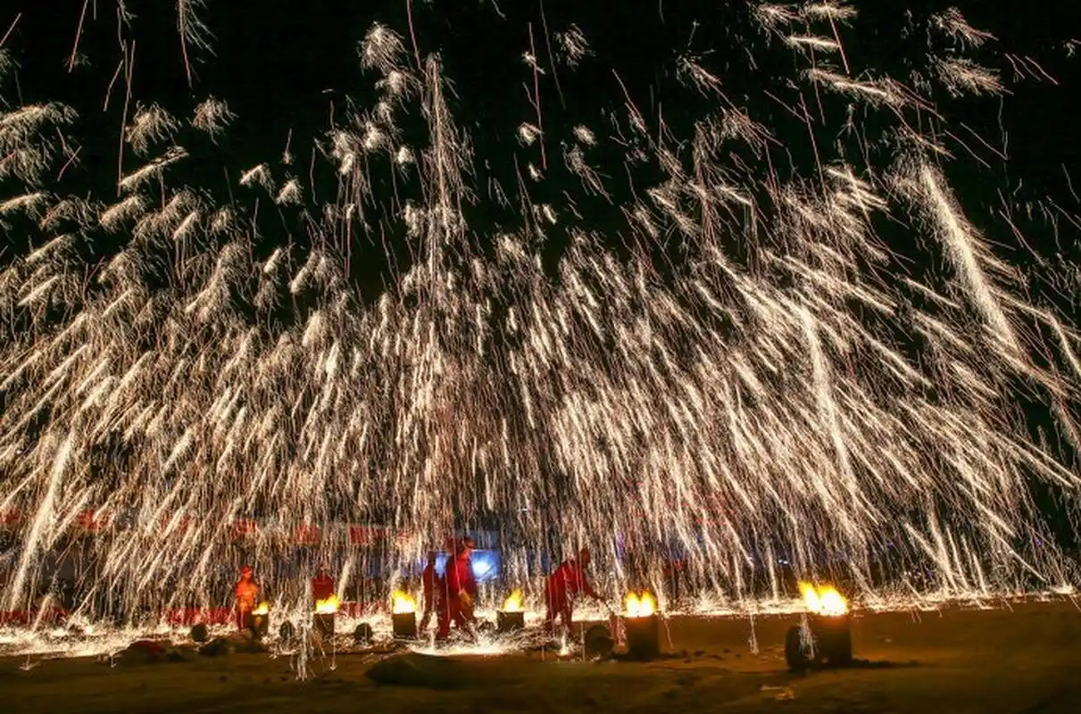 【山西河津:非遗"打铁花"绽放乡村夜空】4月18日,河津市小梁乡赛车