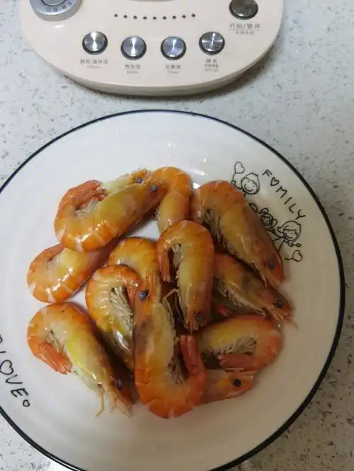 白灼虾,活虾洗干净养生壶水煮开后放入虾,花草茶模式继续煮几分钟