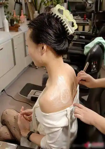 真人实拍美女刮毛全过程