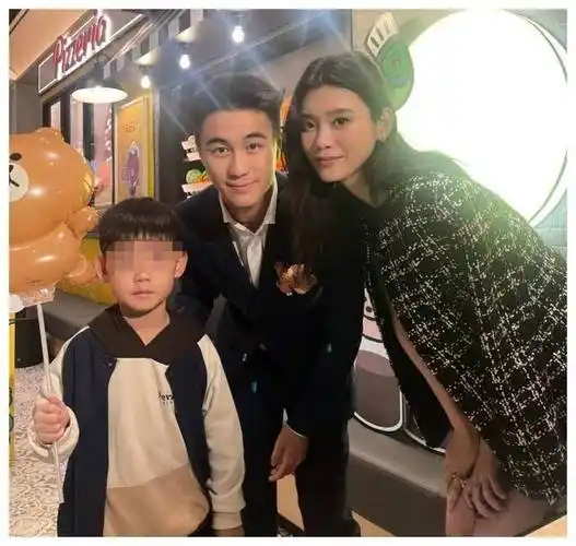 奚梦瑶豪门地位越来越稳固,与何猷君非常般配_何超欣_一身_网友