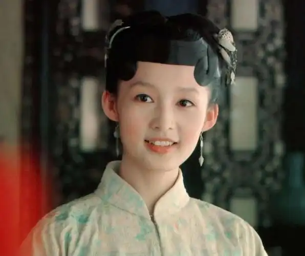 李沁曾演过《红楼梦》之中的少年薛宝钗,因此被观众所熟知,正是这部