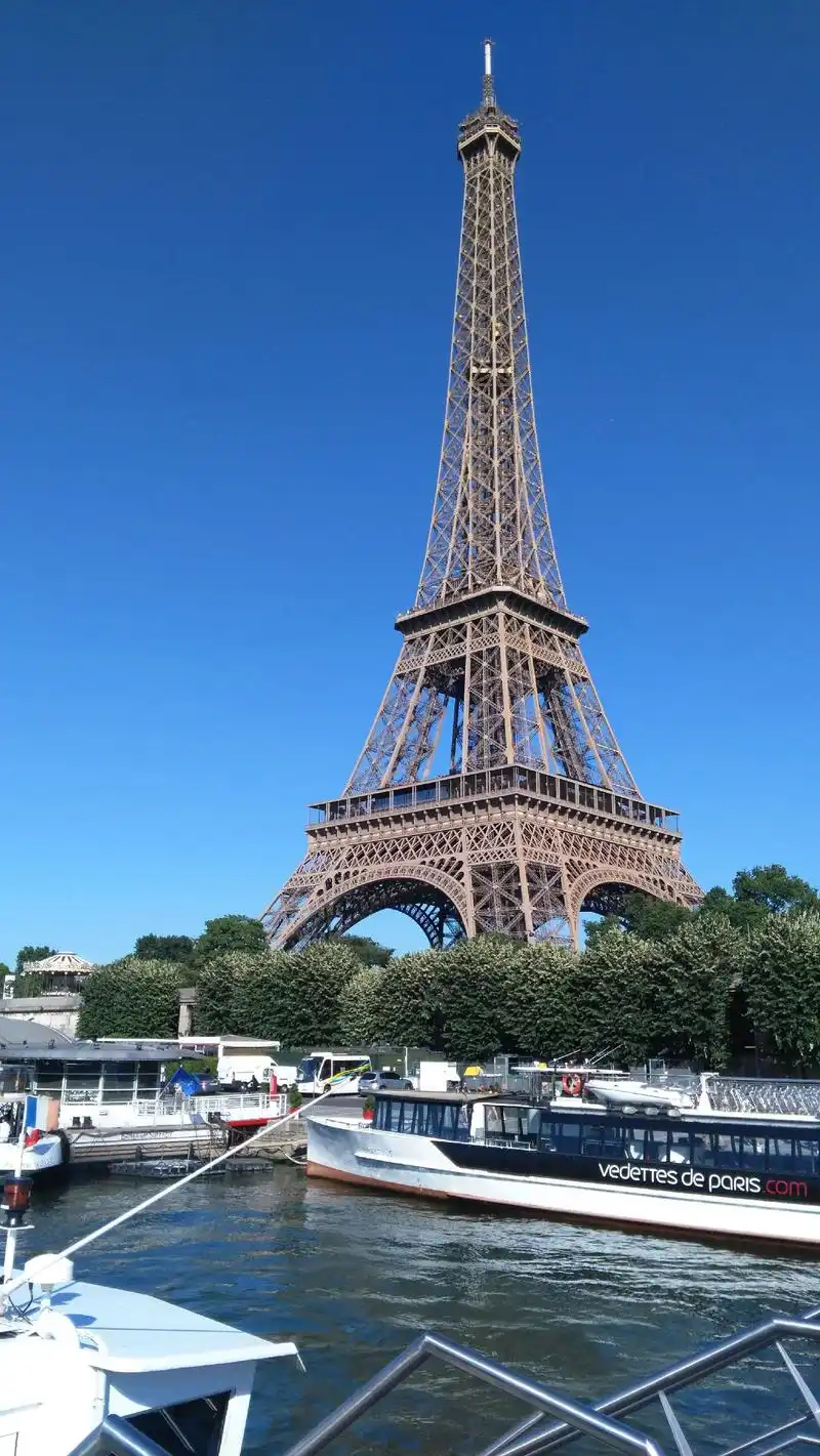 游欧洲,【法国】巴黎埃菲尔铁塔.带着友亲们在游览塞纳河畔上的 - 抖