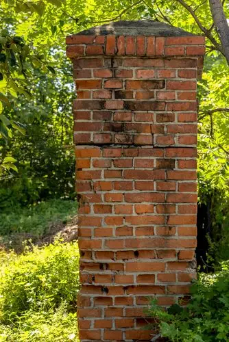 柴厂村巡房站点大门门垛依然健在,就像要等待老朋友光临一样,站在大