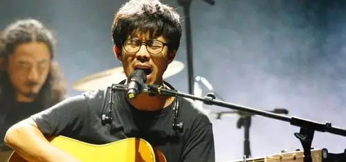 他是莫西子诗,一位来自彝族大凉山的民族歌者,他的每一首歌都带着浓郁