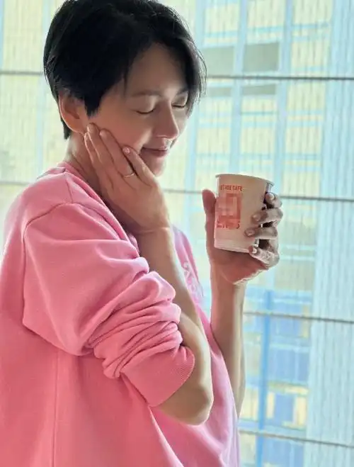 3月25日,歌手梁咏琪迎来48岁生日,而从她近照来看,年近50的梁咏琪状态