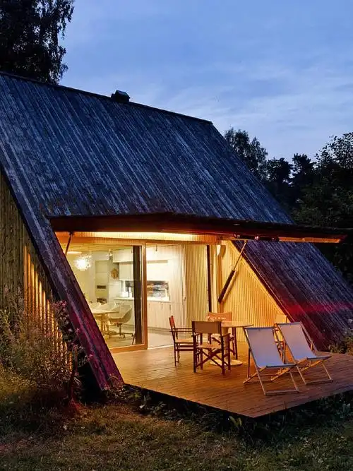 松衫林里的帐篷状精致坡顶木屋设计