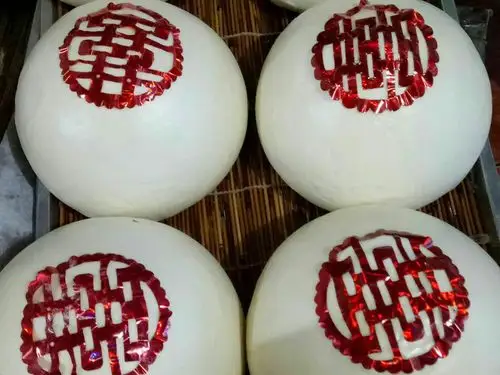 还有蒸熟的大喜馒头展示给众亲,大家也都跟着沾沾喜气,天天都喜笑颜开