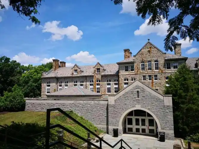 创校于1865年,是 a target="_blank" href="/item/美国/125486" data