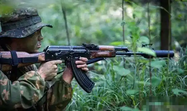 很多人认为ak47和akm自动步枪不可以安装消声器,这是错误的.