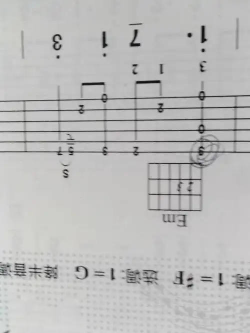 按住em和弦,为什么还要按住其他品,这一节怎么弹