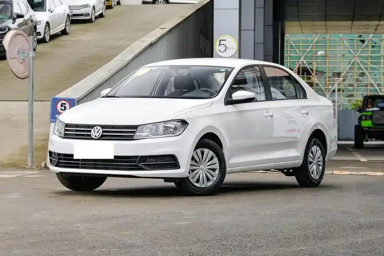 想买皮实耐用的轿车,看看大众桑塔纳,1.5l配6at,省油又省心