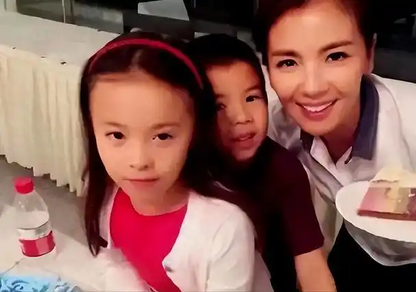 刘涛首晒全家福,14岁女儿太像爸,8岁儿子和妈共用一张脸_一家_家庭