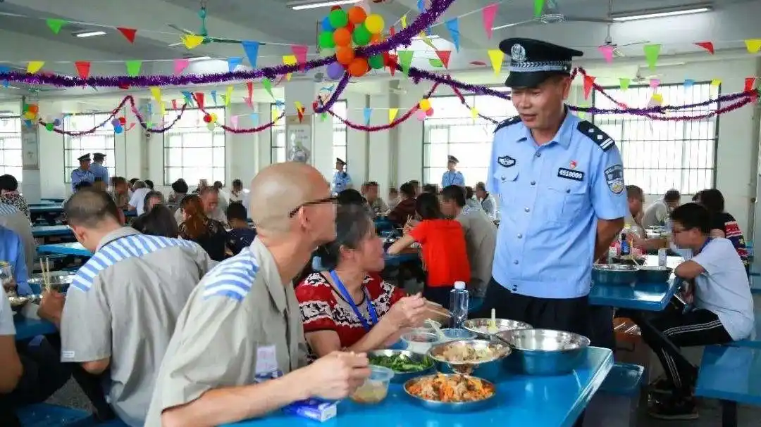 监狱里"一日三餐"都吃啥,大厨亮出菜谱,网友:这辈子不敢犯法