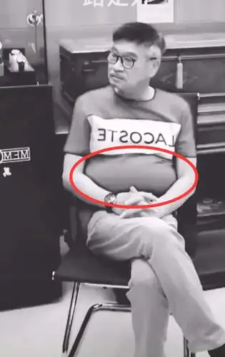 粉丝公开吴孟达肝癌晚期照片肝腹积水非常严重肚子大的像气球