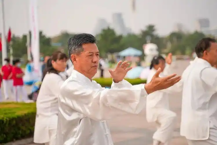 "庆国庆,迎重阳"尊老敬老健身系列活动——日照市举行老年人特色健身