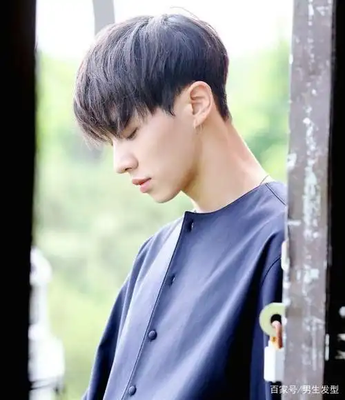 8款"高发际线"男生发型,修饰脸型,随便剪一款都能提升帅气