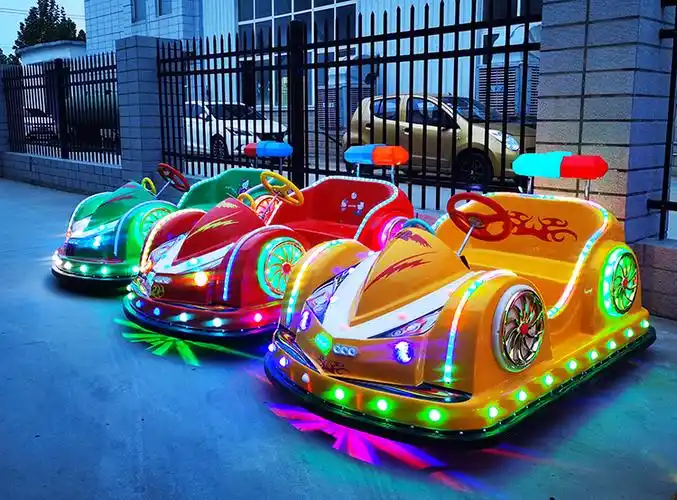 新款儿童电动碰碰车广场摆摊电瓶车景区游乐场亲子发光碰碰车警车