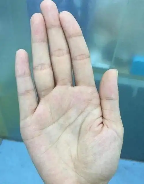 二,手指并拢指缝大手指并拢指缝大,天生漏财手,这样的人花钱大手大脚