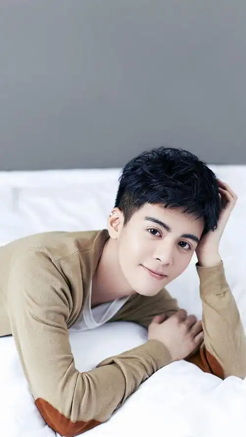 大眼睛帅哥曾舜晞阳光清爽写真手机壁纸