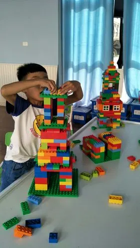 走进洪恩总工会幼儿园机器人区角——一起搭建大雁塔