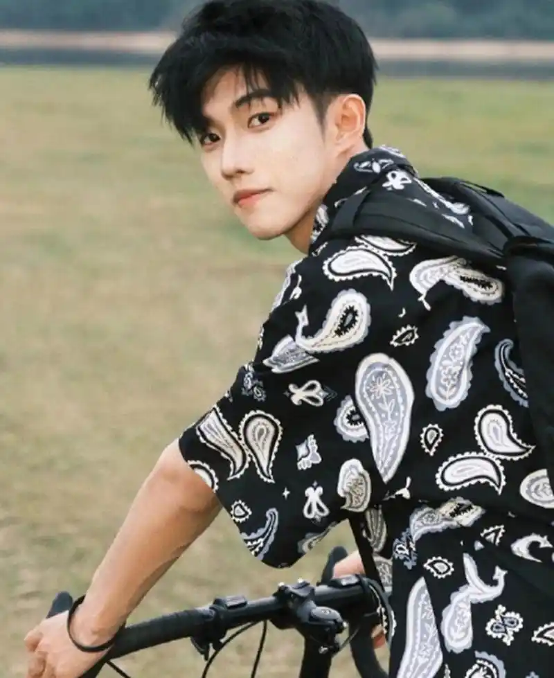 少年感十足的单车少年,清爽干净的男高弟弟真的超可!