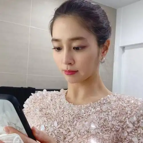 韩国女艺人李珉廷近照曝光 出众美貌抢眼_mydaily
