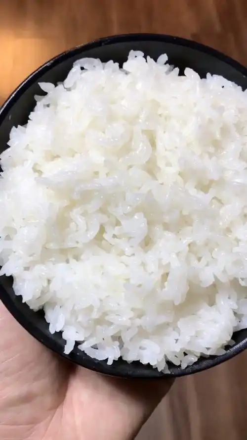 刚煮好的五常大米饭 好吃!