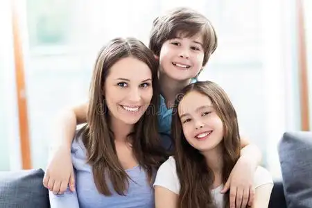 有两个孩子的母亲照片