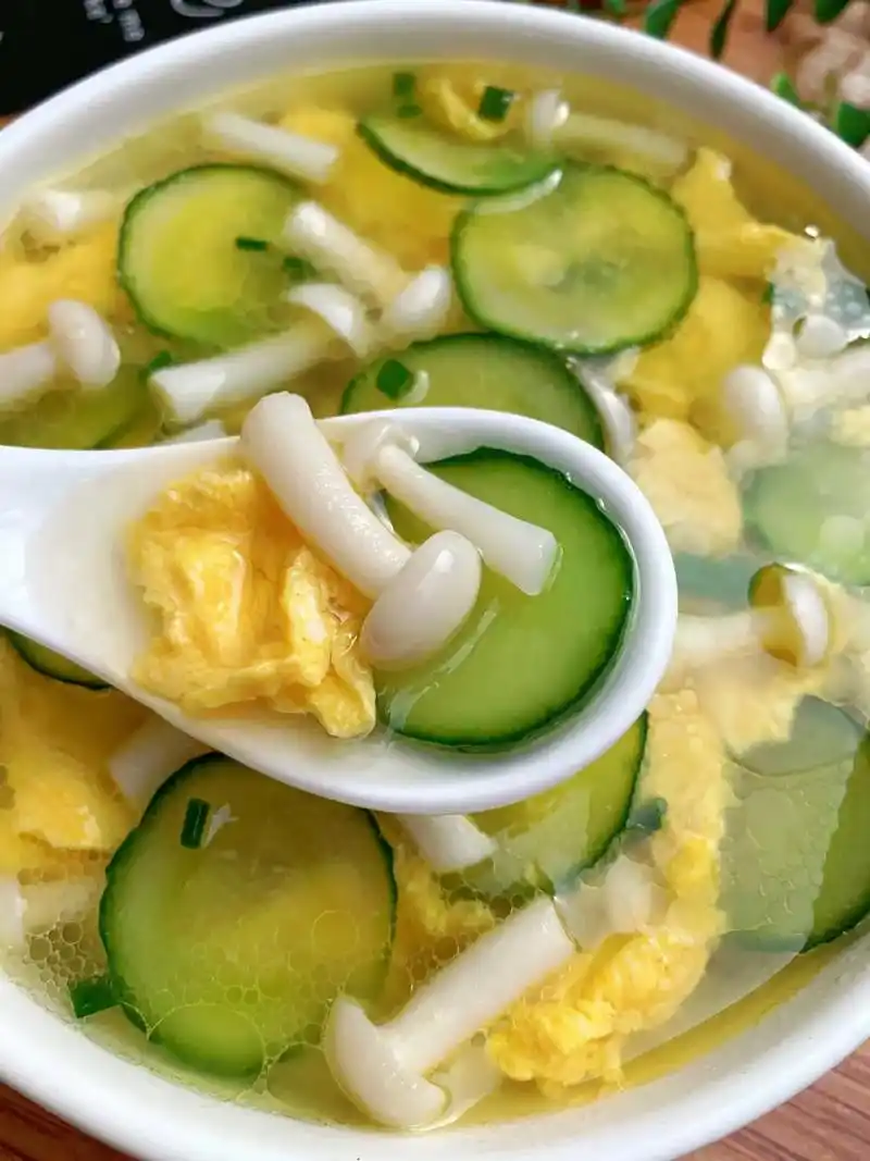 低卡鲜美的黄瓜菌菇汤,清爽好喝,10分钟就搞定 ★99食材: 黄瓜半根