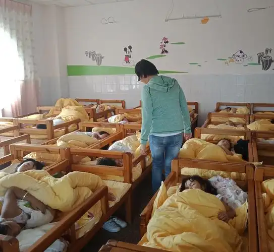 爱在午睡进行时一一红塔区李棋中心幼儿园中六班